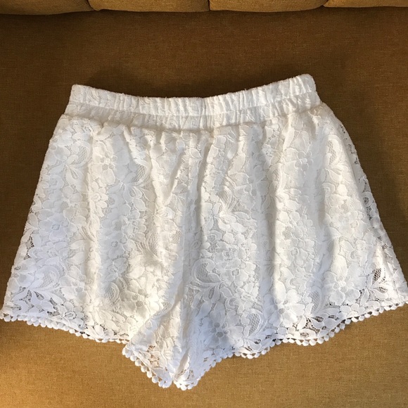 Lace boho Pom Pom shorts with pockets - Picture 2 of 5